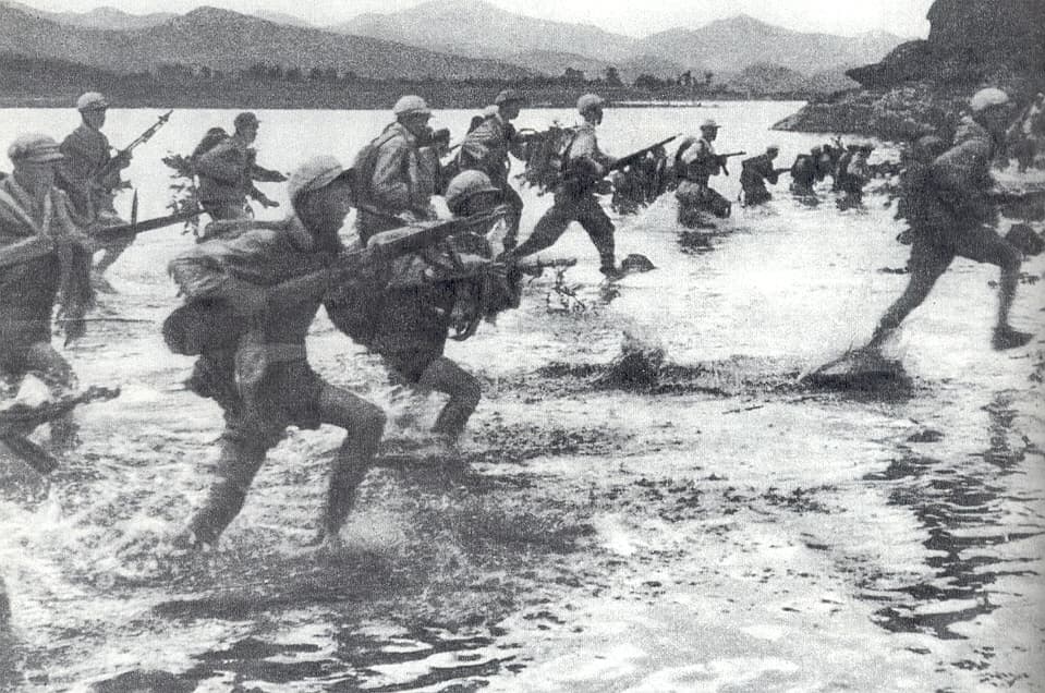 Chinese troops cross the Imjin River